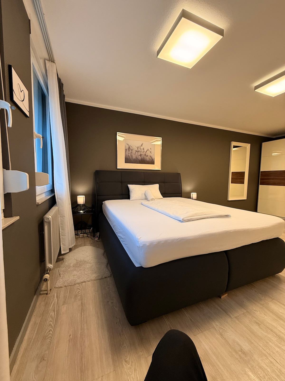 Schlafzimmer mit Kingsize-Bett im Business Apartment CF42 in Heidelberg