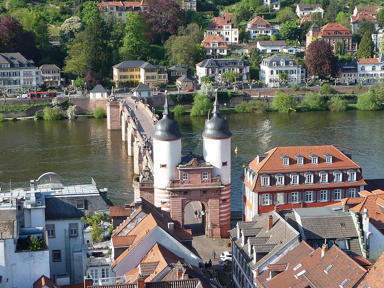 Brückentor der Alten Brücke über dem Neckar in Heidelberg