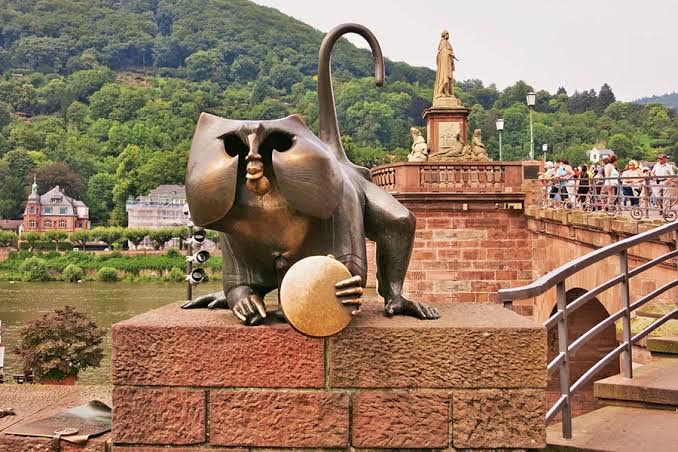Der Brückenaffe an der Alten Brücke in Heidelberg