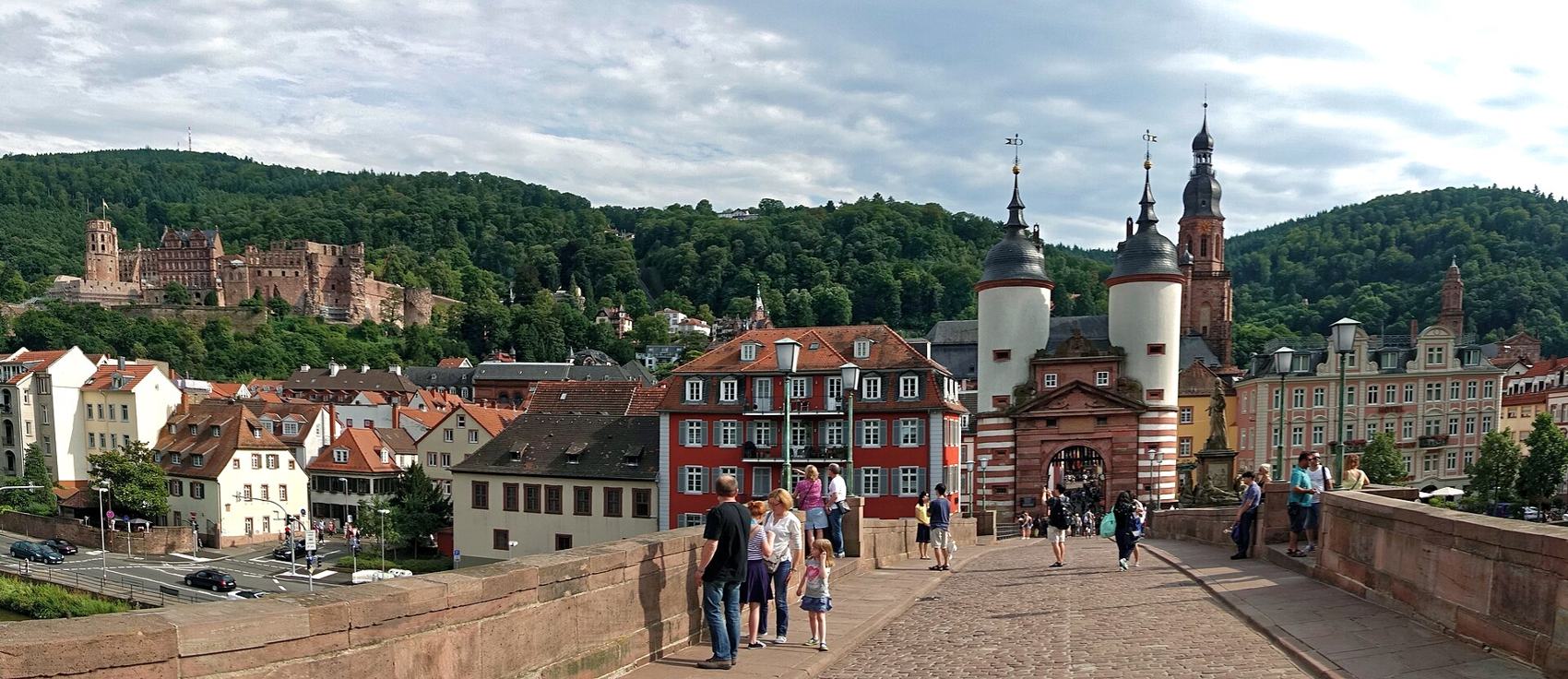 Blick von der Alten Brücke auf das Brückentor und das Heidelberger Schloss